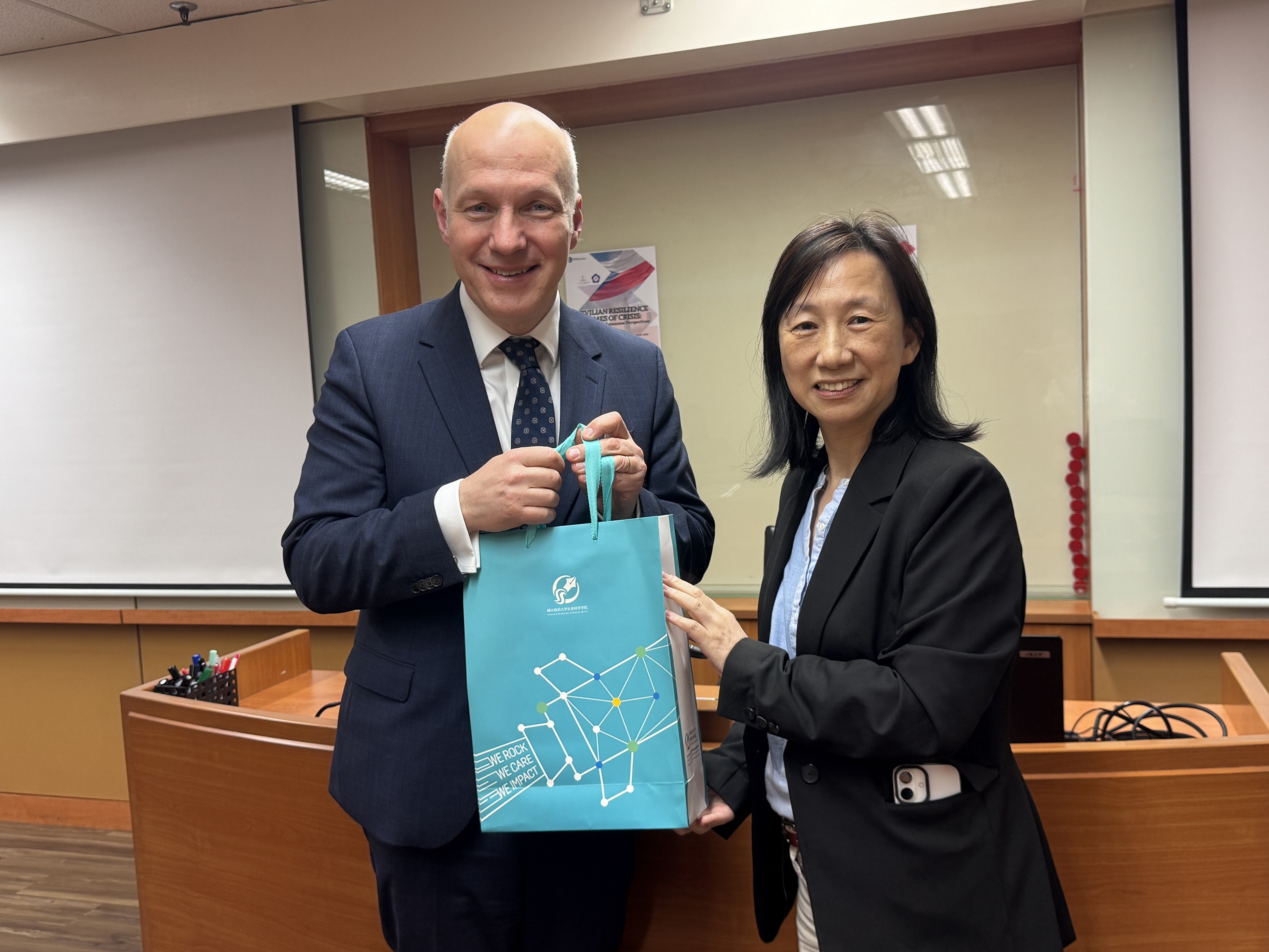 Dr. Wan-Ying Yang (right), Dean of the College of Social Sciences (CSS) at National Chengchi University, welcomes Senator Pavel Fischer, Chairman of the Czech Senate’s Foreign Affairs, Defense and Sec